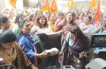 Shivsena's women workers become aggressive against Sanjay Raut