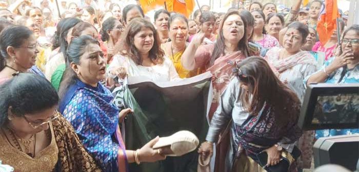 Shivsena's women workers become aggressive against Sanjay Raut